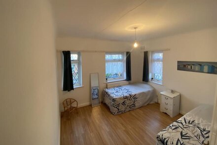 Large Cozy independent Double Bedroom Apartment - Central