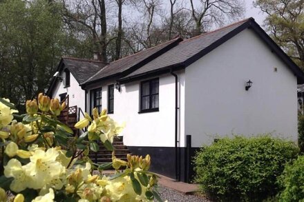 Romantic 1 bedroom cottage in beautiful Devon countryside, indoor pool, sauna