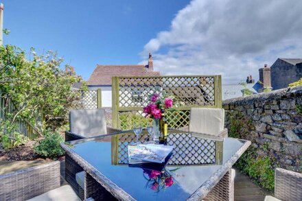 Apple Tree Cottage - Two Bedroom House, Sleeps 4