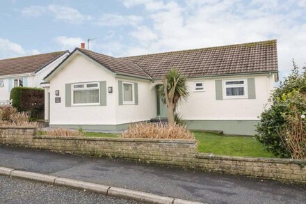 HARDY COTTAGE, pet friendly, country holiday cottage in Benllech