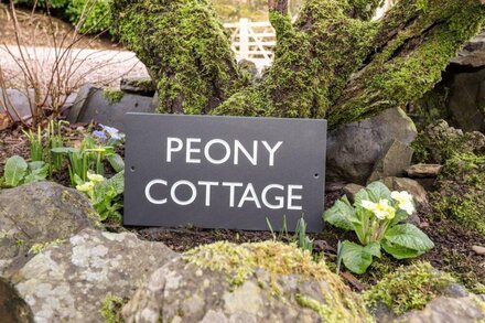 PEONY COTTAGE, romantic, with hot tub in Newby Bridge