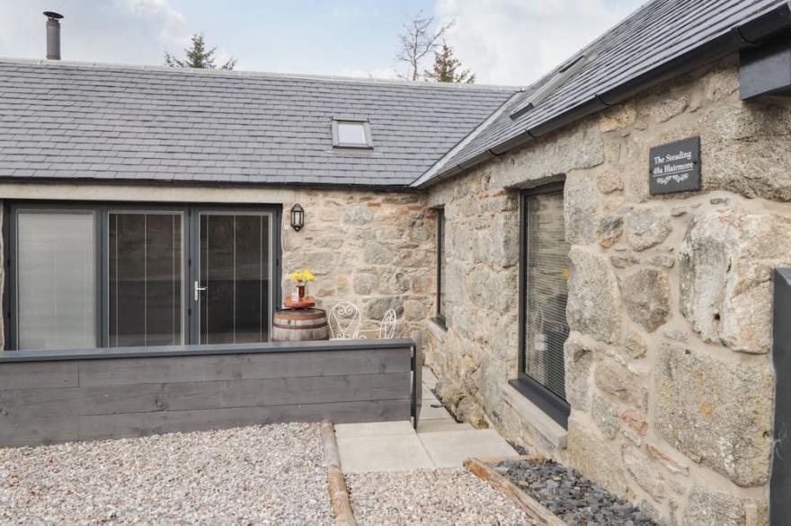 THE STEADING, family friendly, character holiday cottage in Rogart