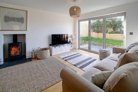 ELMWOOD, family friendly, with open fire in Polzeath