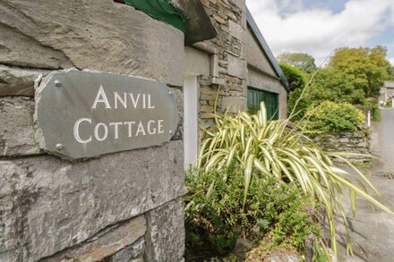 ANVIL COTTAGE, pet friendly, character holiday cottage in Sawrey