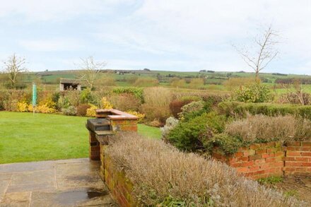 RYELANDS COTTAGE, pet friendly, with a garden in Much Wenlock