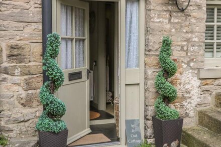 IN & OUT COTTAGE, luxury holiday cottage in Middleham