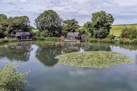 WILLOW LODGE AT BRIDGE LAKE FARM & FISHERY, romantic in Chacombe