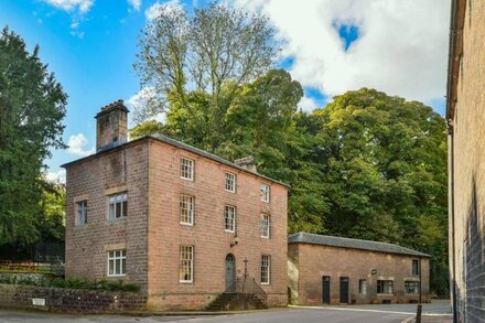 THE MILL MANAGERS HOUSE, family friendly, with open fire in Cromford