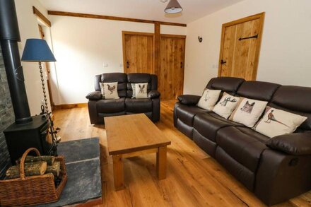 PLOONY HILL LODGE, pet friendly, with hot tub in Bleddfa