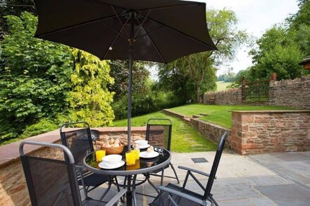 2 The Oaks, 19th century sandstone cottage in a peaceful location between Hereford and Ross-on Wye.