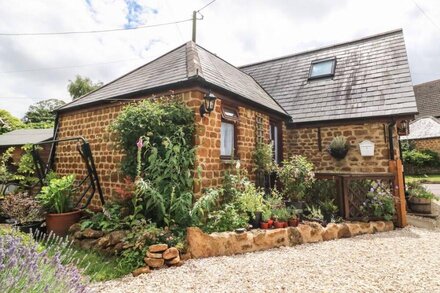 THE FORGE AT SMITHY COTTAGE, romantic, with a garden in Milcombe