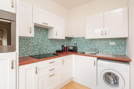 Spacious 3-bedroom apartment with views of Edinburgh Castle.  Sleeps 6.