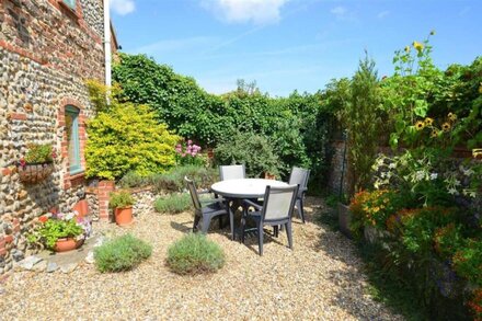 The Little Barn - Two Bedroom House, Sleeps 4