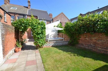 Wood Grange Cottage - Four Bedroom House, Sleeps 8