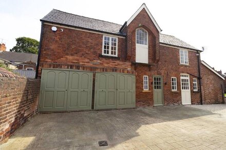 The Olde Coach House - Cottage with Hot Tub