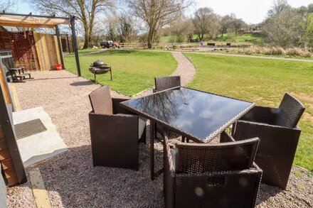 ACORN LODGE AT BRIDGE LAKE FARM & FISHERY, romantic in Chacombe