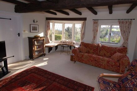 APPLETREE COTTAGE, romantic, country holiday cottage in Bovey Tracey