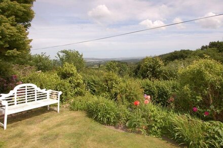 APPLETREE COTTAGE, romantic, country holiday cottage in Bovey Tracey