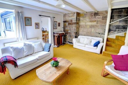 Hall's Place - Two Bedroom House, Sleeps 4