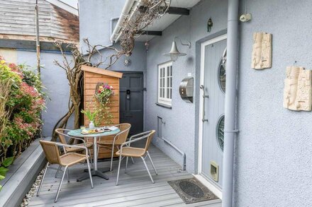 Beach Cottage - Charming, eclectic, heart of town