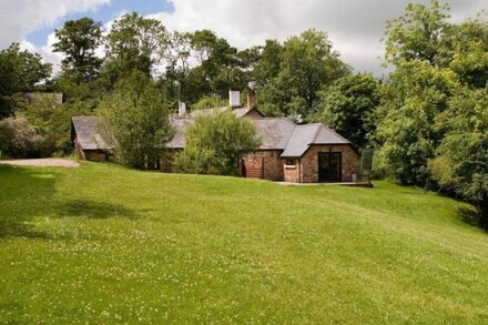 Delightful 2 bedroom cottage in beautiful Devon countryside, indoor pool & sauna