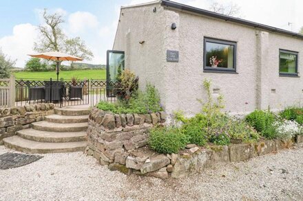 THE OLD COWSHEDS, pet friendly, character holiday cottage in Winster