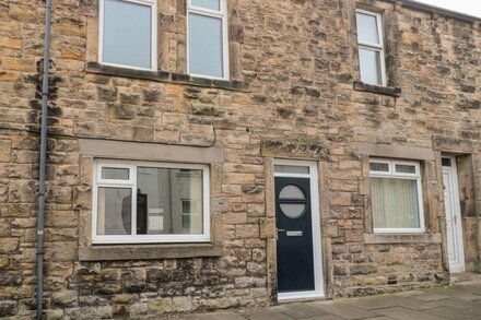 4 BYRON STREET, pet friendly, with a garden in Amble