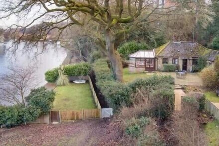 Riverside cottage in idyllic  location with private mooring.Great for fishing!