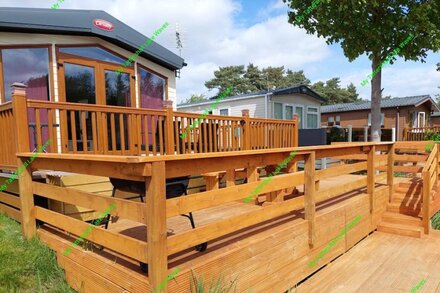 LAKESIDE 3-bedroom lodge with HOT TUB & FISHING PEG