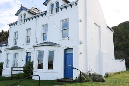 CARRIGUISNAGH, pet friendly, character holiday cottage in Ballycastle