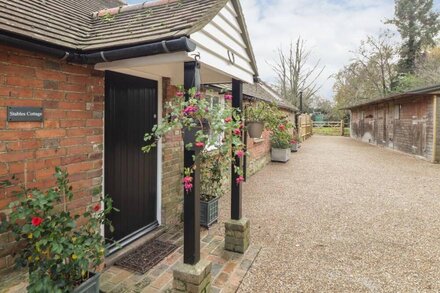 STABLES COTTAGE, with open fire in Heathfield