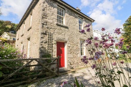 WESTMORLAND COTTAGE, pet friendly, with a garden in Grange-Over-Sands