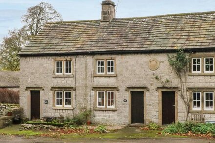 DRAGON COTTAGE, family friendly, with open fire in Bakewell