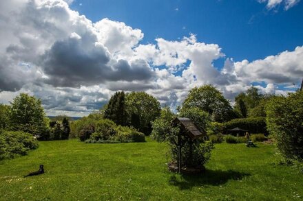 Peaceful country cottage with beautiful river views, family and dog friendly