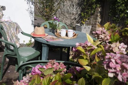 BRO DAWEL, family friendly, country holiday cottage in Beaumaris