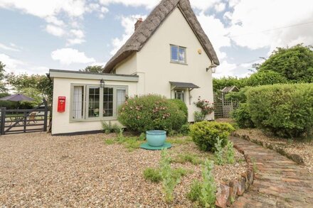 WAVENEY COTTAGE, pet friendly, character holiday cottage in Harleston