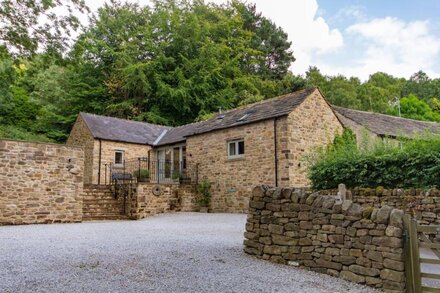 Luxury dog friendly cottage with private hot tub & garden in Peak District