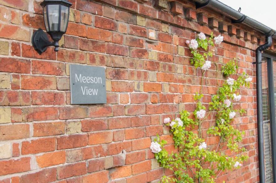 MEESON VIEW, luxury holiday cottage in Waters Upton, Shropshire