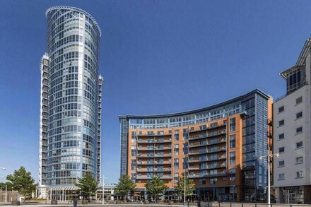 One-Bedroom Apartment with Balcony in Gunwharf Quays