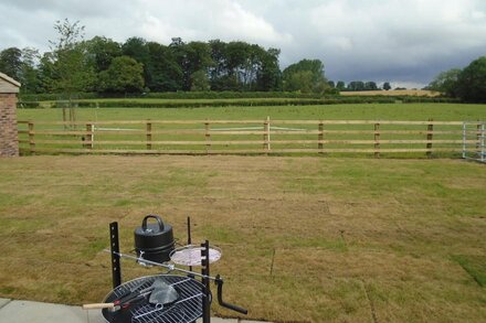 Well equiped shepherds hut ferrensby north yorkshire with hot tub & sauna barrel