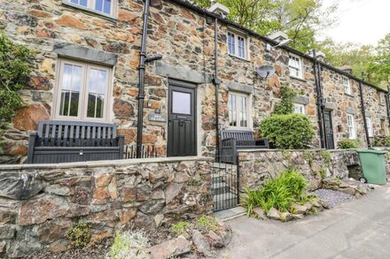 SWN YR AFON, pet friendly, character holiday cottage in Beddgelert