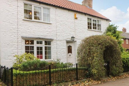 WEST VIEW, pet friendly, character holiday cottage in Ripon