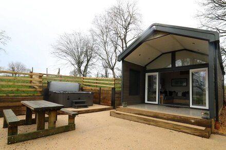 Woodland Escape -  a camping pod that sleeps 6 guests  in 2 bedrooms