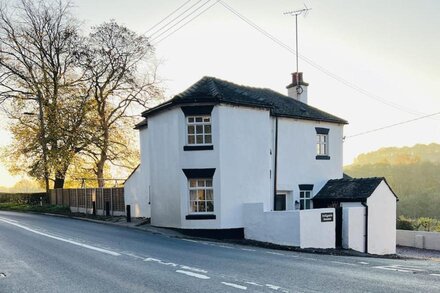 Luxury Cozy Cottage w/ HUGE Hot Tub (Alton Towers)