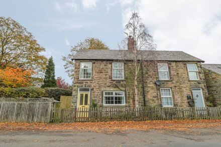 WORDSWORTH COTTAGE WEST, romantic, with open fire in Longframlington