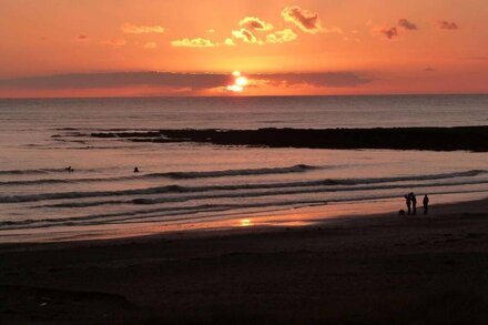 Kiloran: Modern pet-friendly holiday home in Rhosneigr, six guests, walk to beach