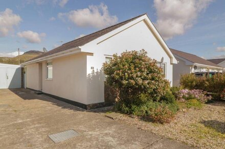 SEASIDE RETREAT, family friendly, with a garden in Porthmadog