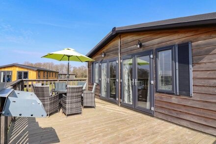 SKYLARKS, family friendly, with hot tub in Bury St Edmunds