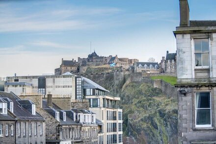 Luxury central Edinburgh with stunning views of castle!