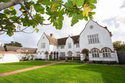 Luxurious 8 bedroom Villa in the popular sailing village, Bembridge